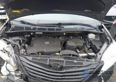 2012 Toyota Sienna Le V6 8 Passenger z USA, uszkodzony, nr VIN 5TDKK3DC6CS250837